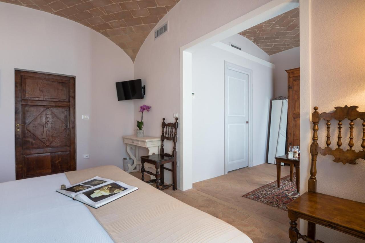 Dimora Delle Muse Bed & Breakfast Montalcino Bagian luar foto